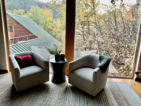 Enjoy sitting in the livingroom with sunlight and views.