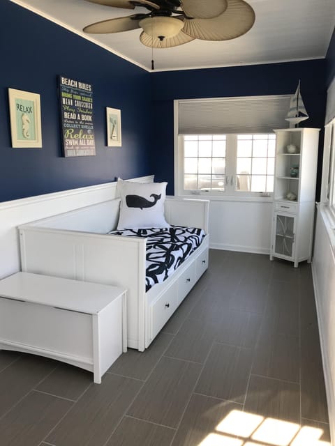 Sunroom-twin daybed with pull out/twin trundle