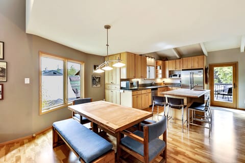 Open floorplan -- dining room and kitchen