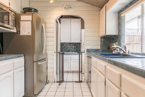 Full kitchen including dishwasher