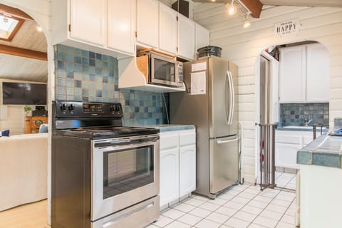 Full kitchen including dishwasher