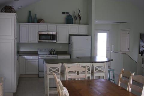 Easily seat 6 at the kitchen Island