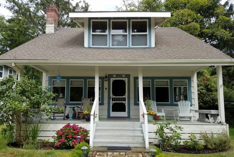 Beach bungalow! Come enjoy.