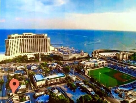 WOW LOCATION! 1 block from the beach, casinos, MGM park, shops, restaurants, etc