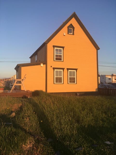 Beautiful traditional home with everything you'll need for a comfortable stay!
