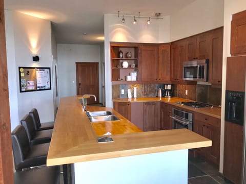 4 seater bar stools at the  counter top for entertaining 