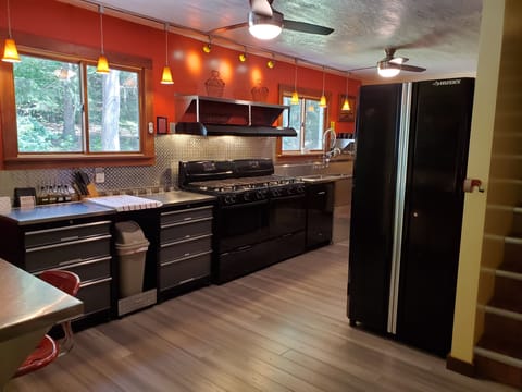Commercial style kitchen - fully equipped for large groups.