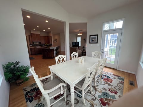 Dining Area seats 6 and 4 additional seats at the breakfast bar!