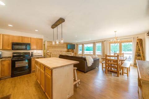Open living space with comfortable seating, large Roku TV, and lake views — perfect for family gatherings or relaxation.