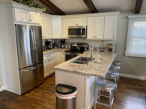 Gorgeous kitchen, well stocked with everthing you need to prepare meals.