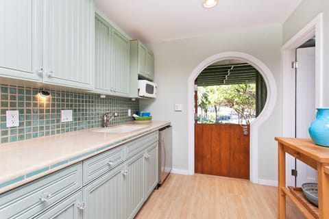 Studio fully appointed kitchenette