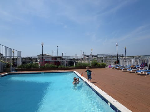 Pool right on Inlet Watch boats by, views of Assateague Island