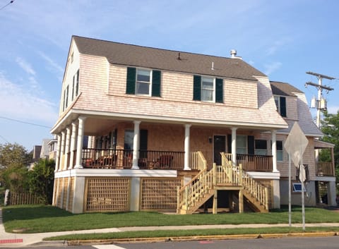 Timeless 'Bay Header', fully renovated.