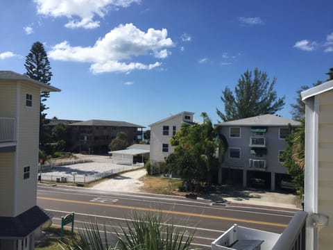 PEEK-A-BOO
GULF VIEW
