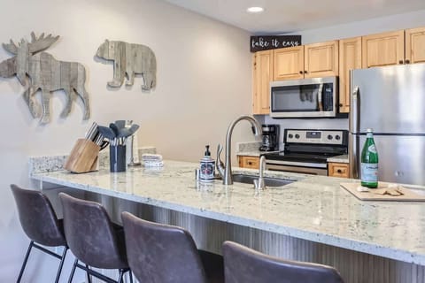 kitchen - 4 bar stools