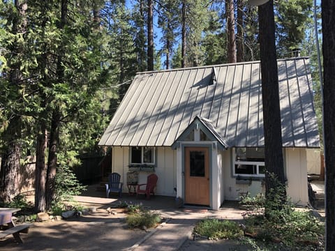 Cozy Cabin - Sleeps 6
