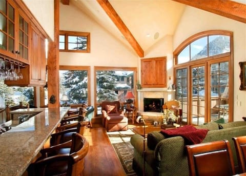 Living Room w/vaulted ceilings