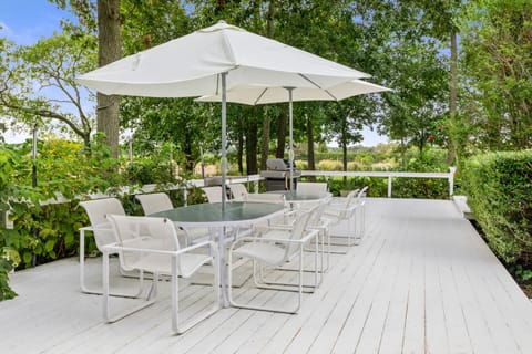 outdoor dining area 
