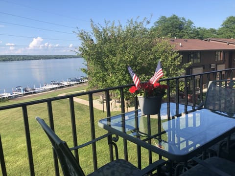 Sweet lakefront location to enjoy the views and activities!
