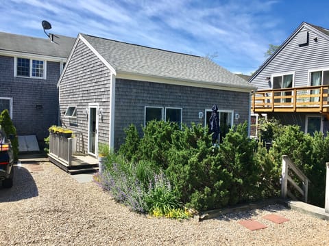 Private cottage with 1 parking, entrance on left