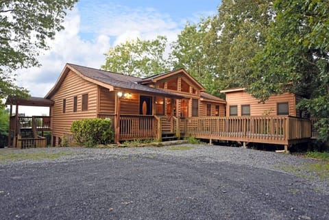 6br/5ba Pet Friendly Blue Ridge cabin rental with mountain view and Hot Tub