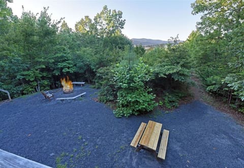 6br/5ba Pet Friendly Blue Ridge cabin rental with mountain view and Hot Tub