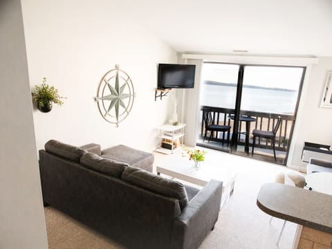 Welcome to the Deluxe Beachside Suite.
Top floor unit closest to the beach.  