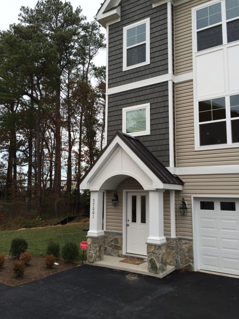 Welcome to your Home away from Home! 3BR Townhouse in Rehoboth Crossing!