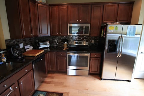 Fully equipped Kitchen, SS appliances, Granite counter-tops and new backsplash.