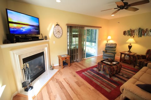 LR area w/ ceiling fan, 50" Smart TV w/ Blue Ray DVD&sound bar. Access2 Netflex