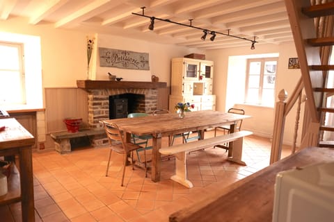 Light airy kitchen that easily seats 6-8 people