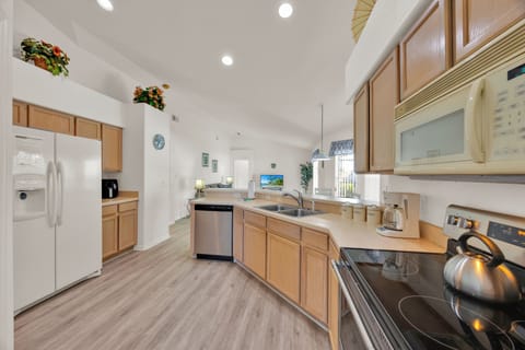 Fridge, freezer, filtered water and icemaker. Air Fryer.