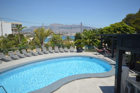 The villa is at 60m from the sea, at 300m from the beach and Albir village