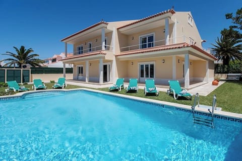 Private pool and sun terrace with loungers — Villa Salsa, holiday villa in Mafra