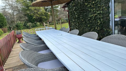 patio , RIVER HOUSEexterior com mesa para 18 pessoas
