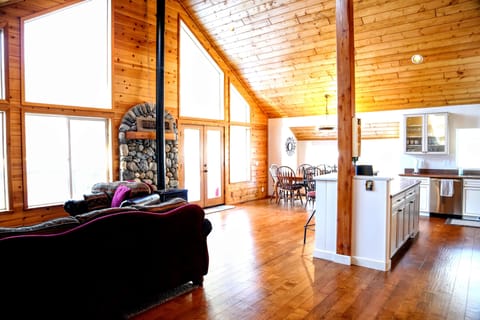 Beautiful, spacious greatroom.  Great for entertaining families and groups.  