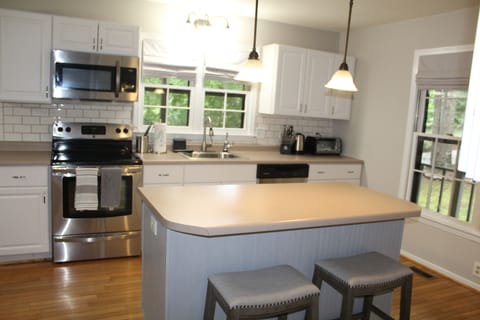 Eat in Kitchen Island 