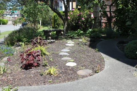 Front path and entrance to Woodland Park Suite
