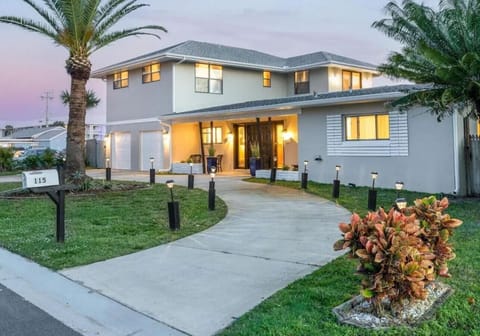 Spacious house across the road from the beach. Beautiful & clean. Heated pool.