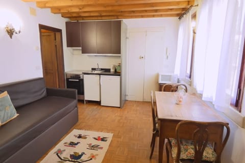 Kitchenette and dining table