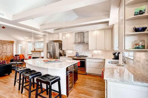 Kitchen island / kitchen