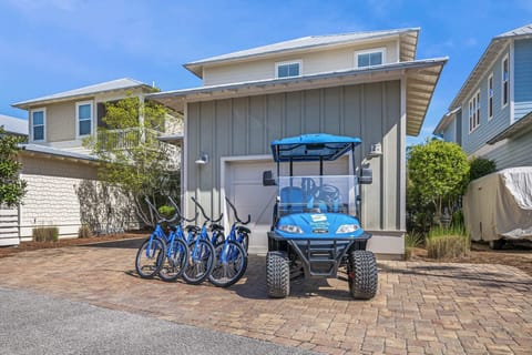 6 Seater Golf Cart & 4 Bikes!
