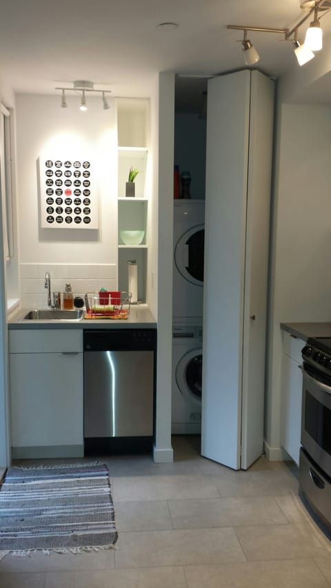 Kitchen includes washer/dryer, dishwasher