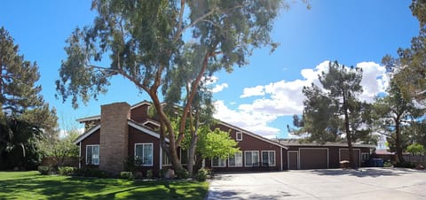 Front of property with lots of parking