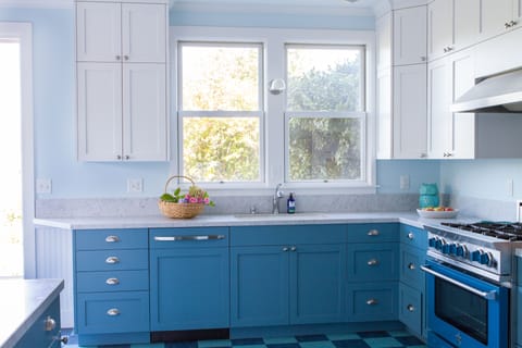 Kitchen (recently remodeled)