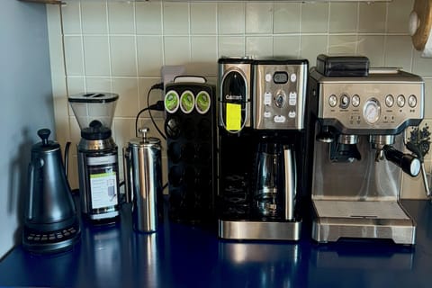 Coffee & tea: filtered, Keurig pods, iced, French press, espresso, grinder