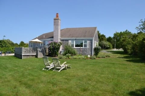 Peaceful and sunny cottage at the end of Meadow Lane.