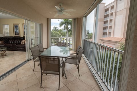 Lanai dining area.