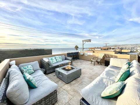 The roof top balcony with lounge furniture to soak up the sun!