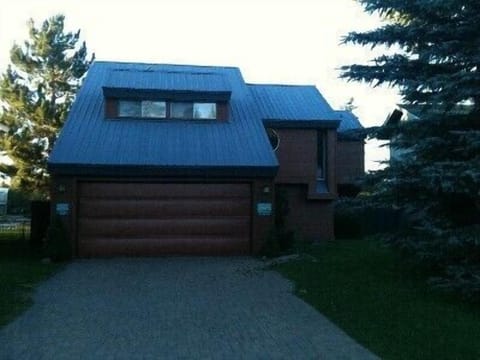 2 car garage and long driveway and street parking